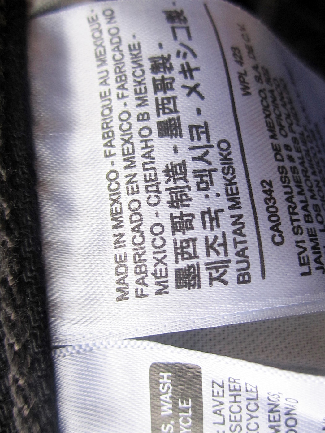 ซุปเปอร์แบล็ค Levi's 501 เข้าไปเลือกชมขนาดครับ