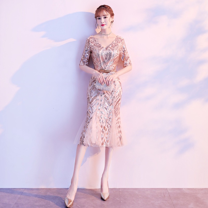 ชุดเดรสออกงานสีทอง ปักเลื่อม เดรสทรงเข้ารูปกระโปรงหางปลา แนวเรียบหรู สวย ดูดี ใส่เป็นชุดราตรี ชุดออกงาน ชุดไปงานแต่งงาน กลางวัน กลางคืน