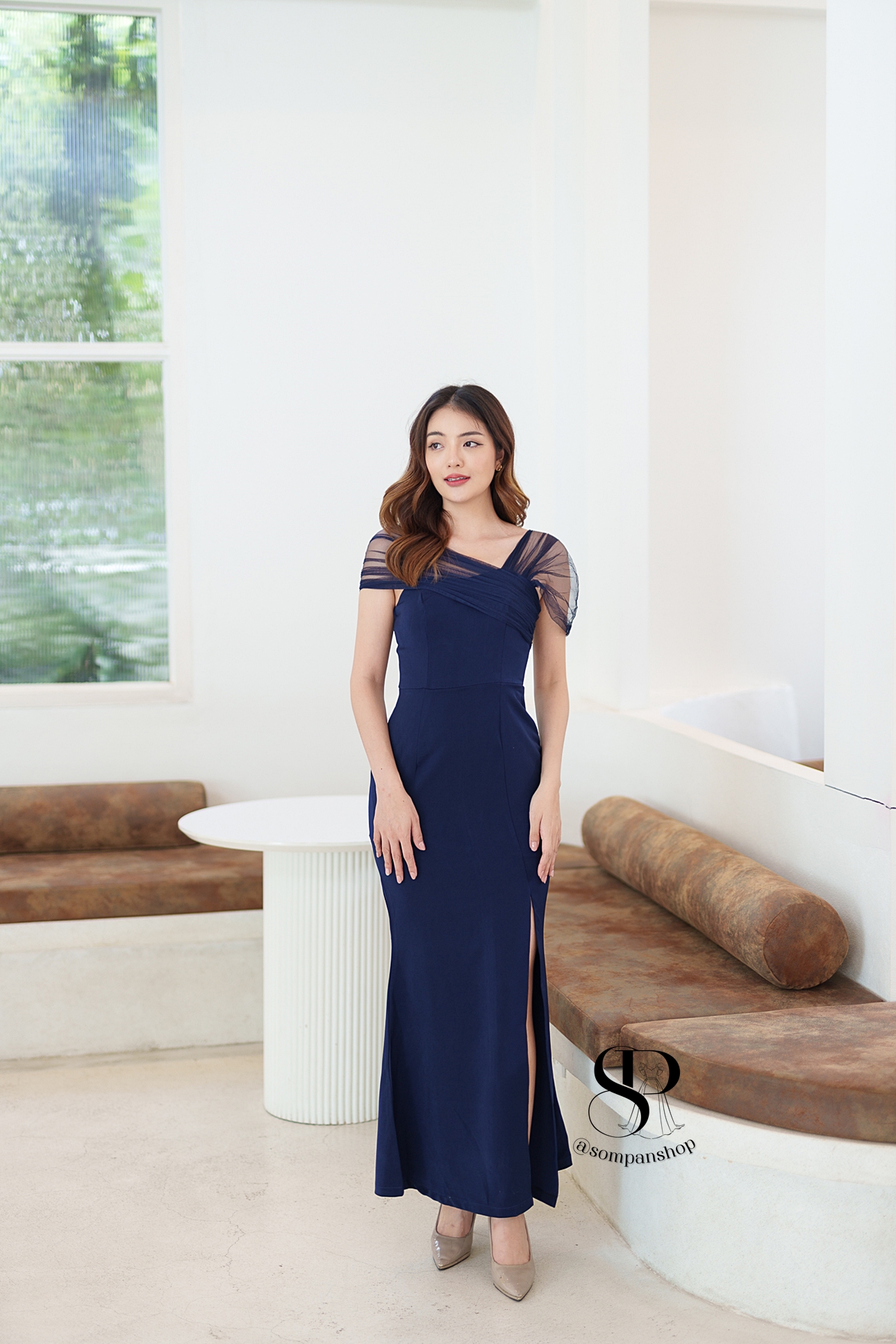 ชุดราตรียาวสีกรมท่า/น้ำเงิน สไตล์เรียบหรูดูแพง ไหล่แต่งผ้าซีทรู กระโปรงยาวผ่าหน้า เหมาะสำหรับใส่เป็นชุดราตรี ชุดไปงานแต่งงาน ชุดเพื่อนเจ้าสาว ชุดไปงานเลี้ยงต่างๆ