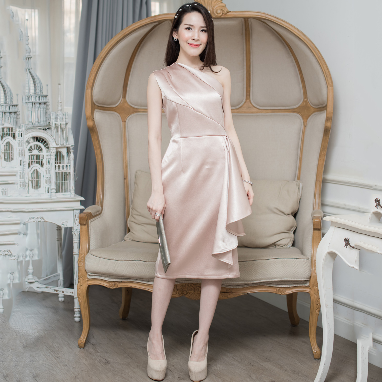 ชุดออกงานราตรีสั้น/ชุดไปงานแต่งสีทองโรสโกล์ ไหล่เฉียงข้าง เอวจีบระบาย กระโปรงทรงเอเข้ารูป