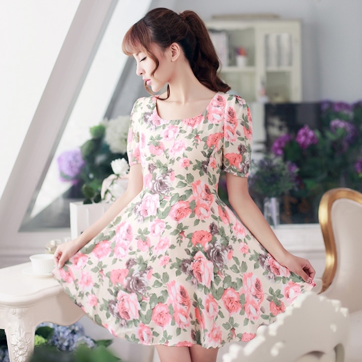 ชุดเดรสสั้นสีครีม ลายดอกไม้ แขนสั้น สวยๆ น่ารัก สไตล์วินเทจย้อนยุค