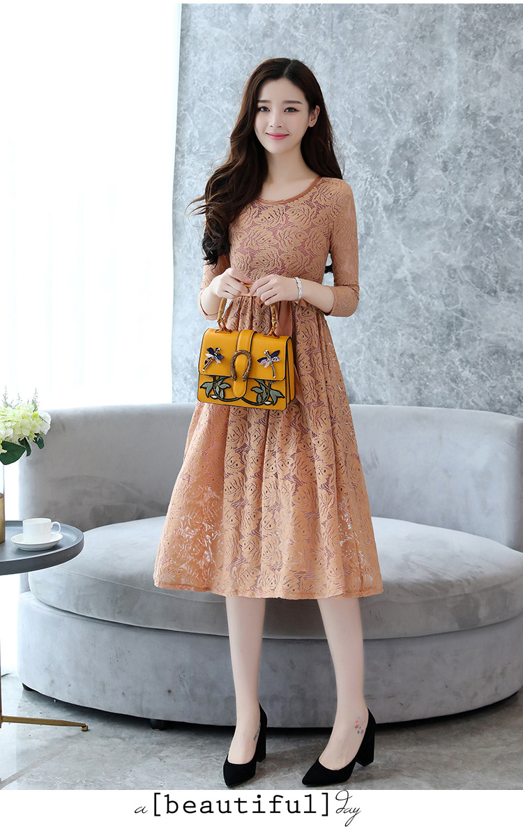 ชุดเดรสสั้นสีน้ำตาล ผ้าลูกไม้ แขนยาว กระโปรงสั้นทรงบาน
