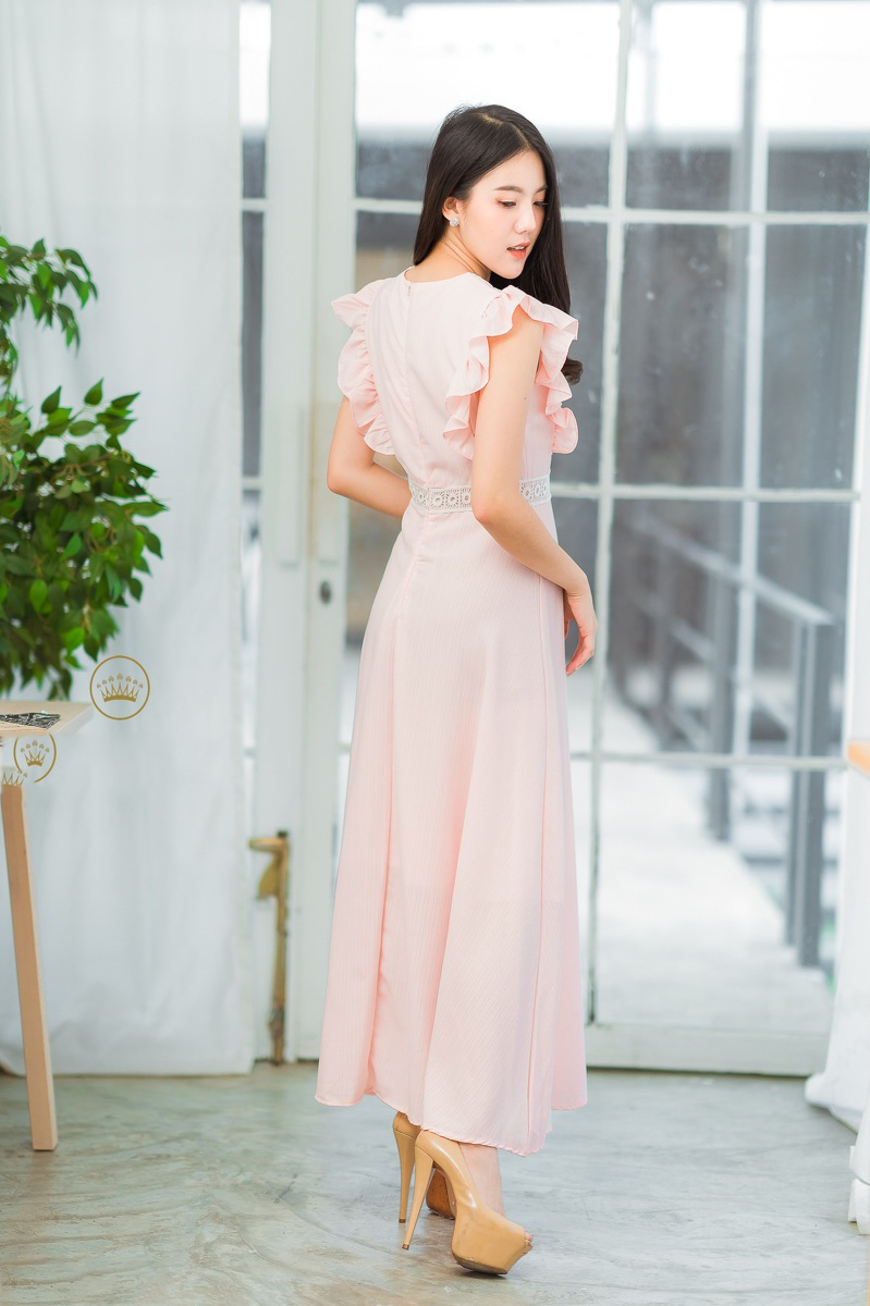 ชุดเดรสยาวสีชมพู ช่วงอกแต่งลูกไม้+ปักลายดอกไม้ กระโปรงยาวทรงบาน