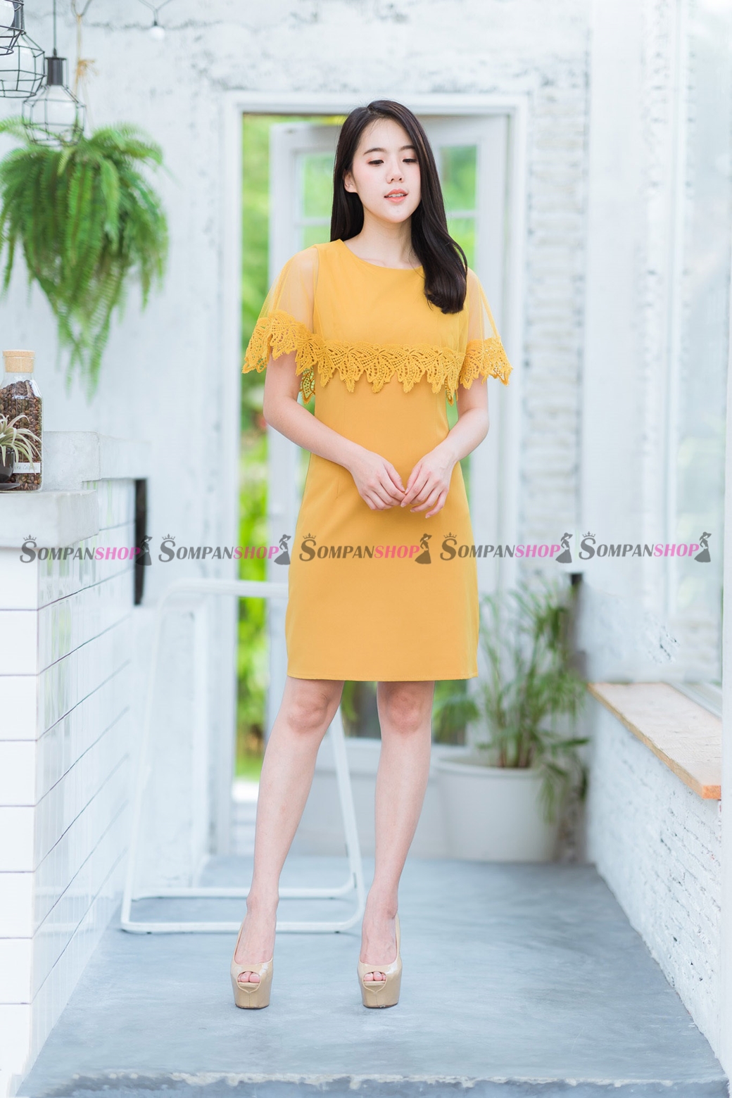 ชุดเดรสสีเหลือง เข้ารูป แต่งระบายลูกไม้ แนวเรียบๆ สวยหวาน เหมาะสำหรับใส่เป็นชุดทำงาน