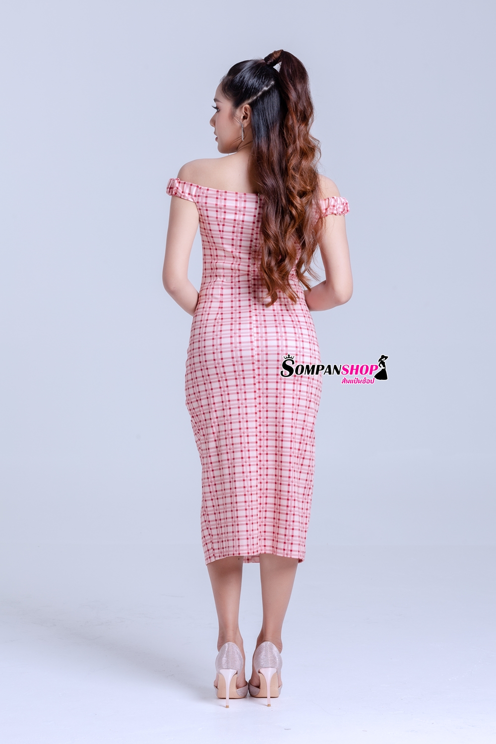 ชุดเดรสยาวปาดไหล่แต่งดอกไม้ ลุคสวย น่ารักๆ ใส่เดินเล่นริมทะเล