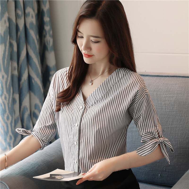เสื้อเชิ้ตผู้หญิงสีลายทาง คอวี กระดุมหน้า แขนสั้นผูกโบว์
