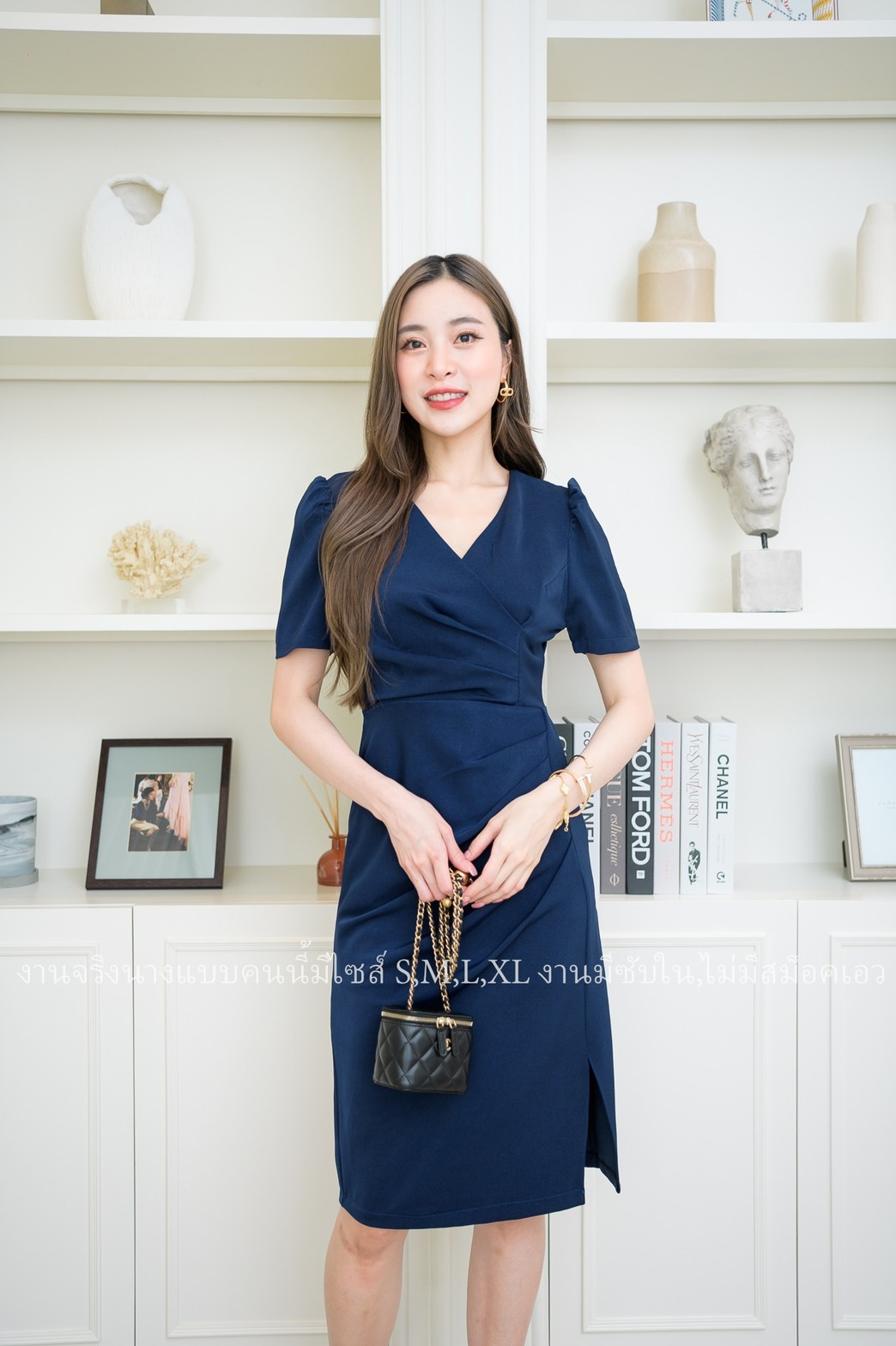 ชุดเดรสสั้นสีน้ำเงินกรมท่า แขนสั้น คอวี ทรงเข้ารูป แนวเรียบร้อย สวย ดูดี ชุดเดรสทำงาน ชุดเดรสออกงาน ชุดเดรสไปงานแต่ง