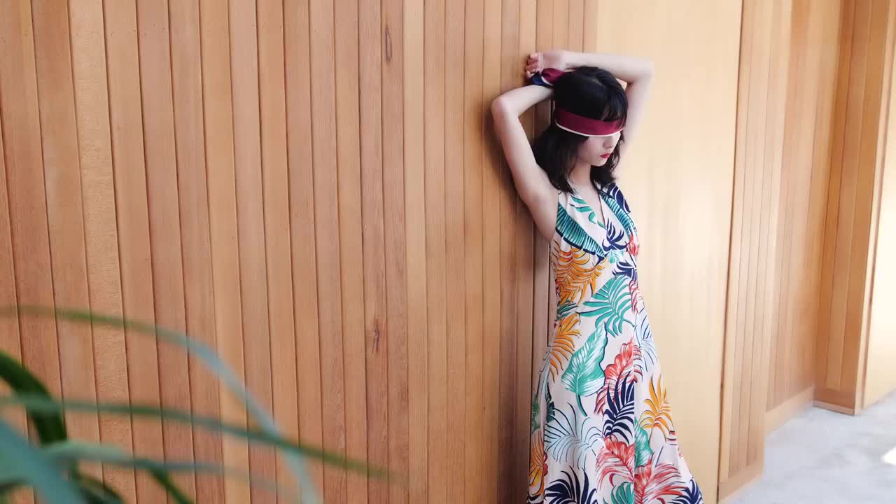 ชุดเที่ยวทะเล เดรสยาวสีครีมลายดอกไม้ ไขว้หลัง ลุคสวยๆ ชิคๆ