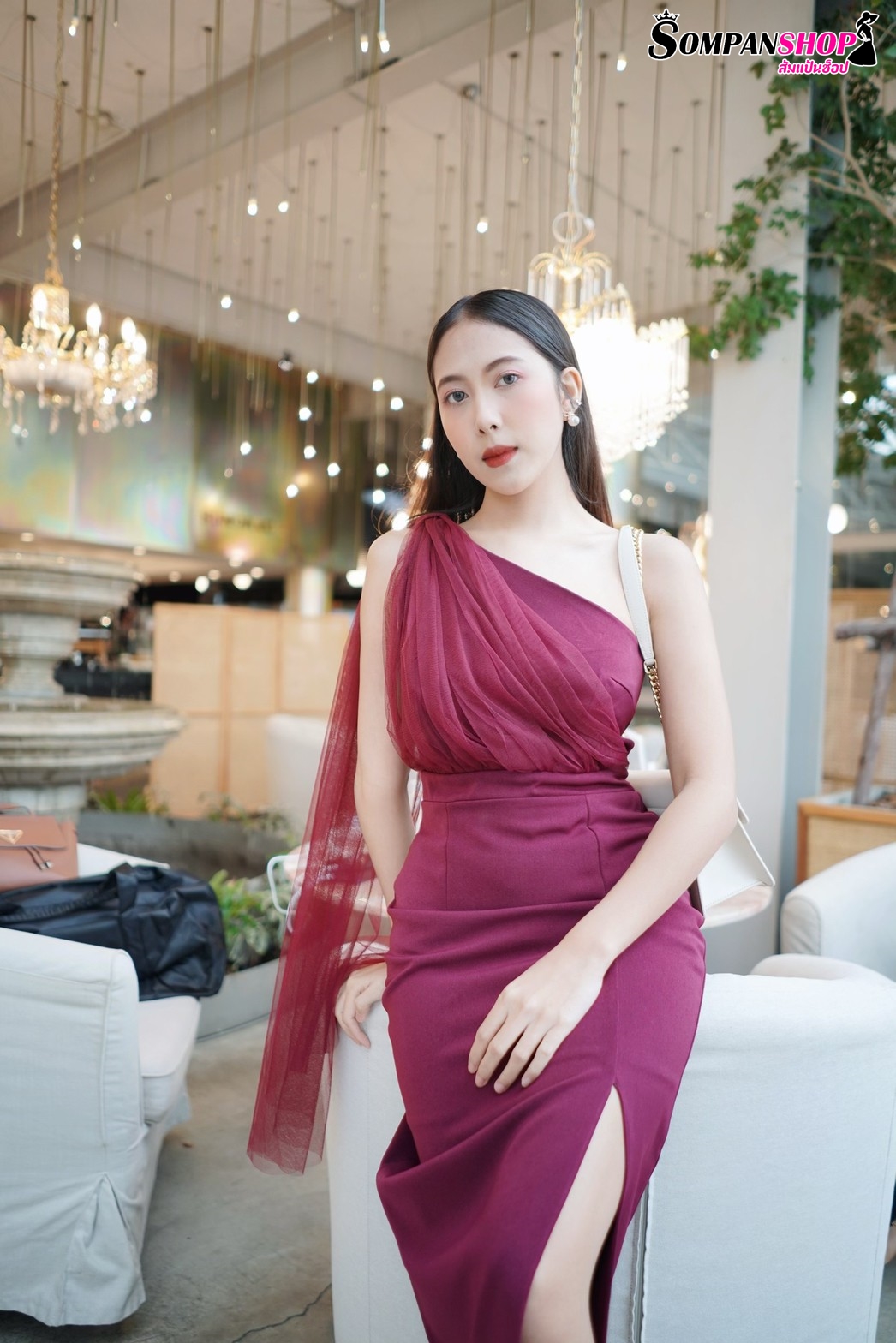 ชุดเดรสออกงานสีแดง ไหล่เฉียงข้างแต่งผ้าซีทรู เรียบหรู สวยดูดี