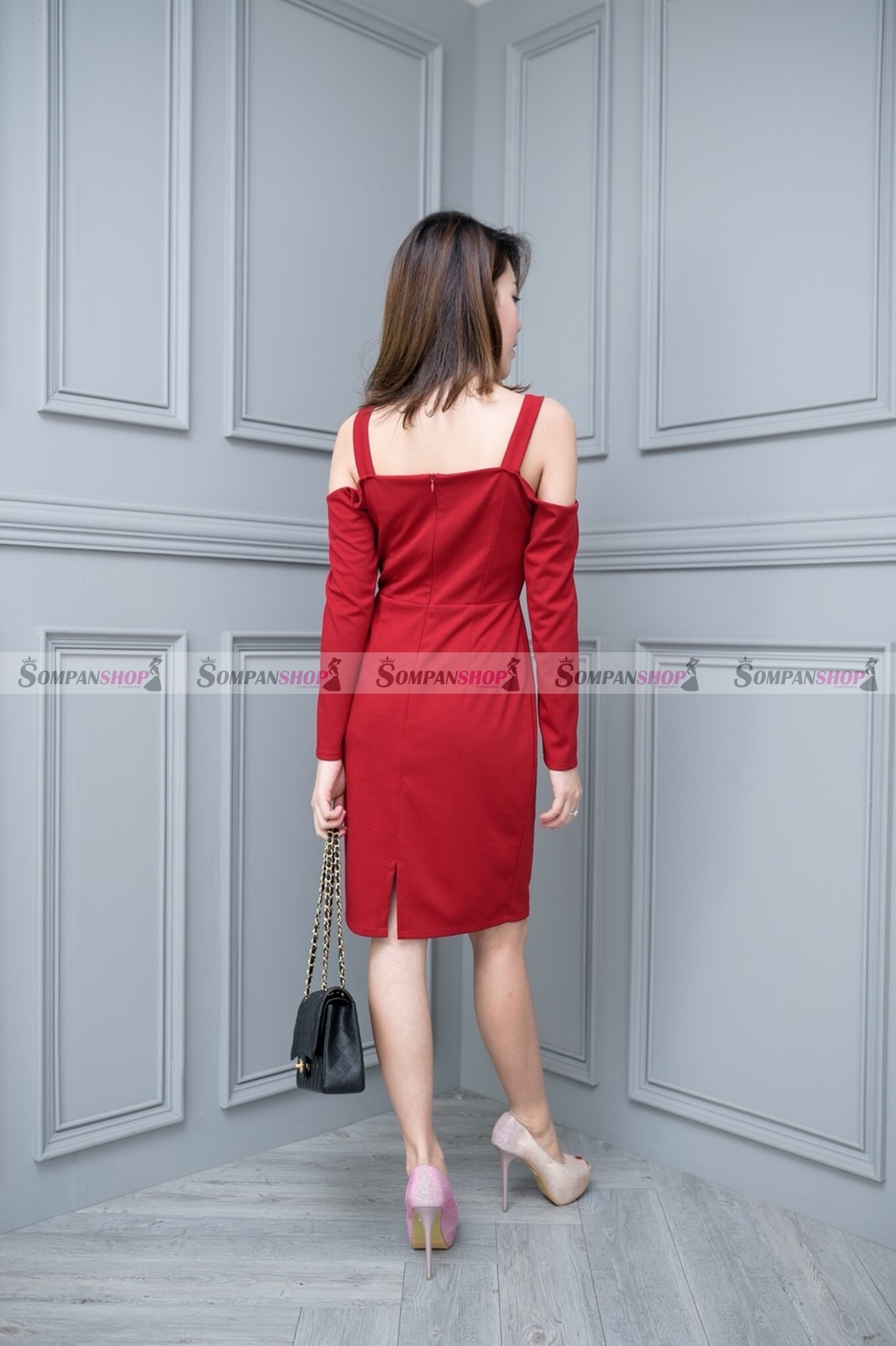 ชุดเดรสสั้นสีแดง ทรงเข้ารูป แขนยาว โชว์ไหล่สุดน่ารัก