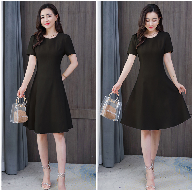 ชุดเดรสสั้นสีดำ แขนสั้น กระโปรงสั้นทรงบาน แนวเรียบร้อย สวยสุภาพ