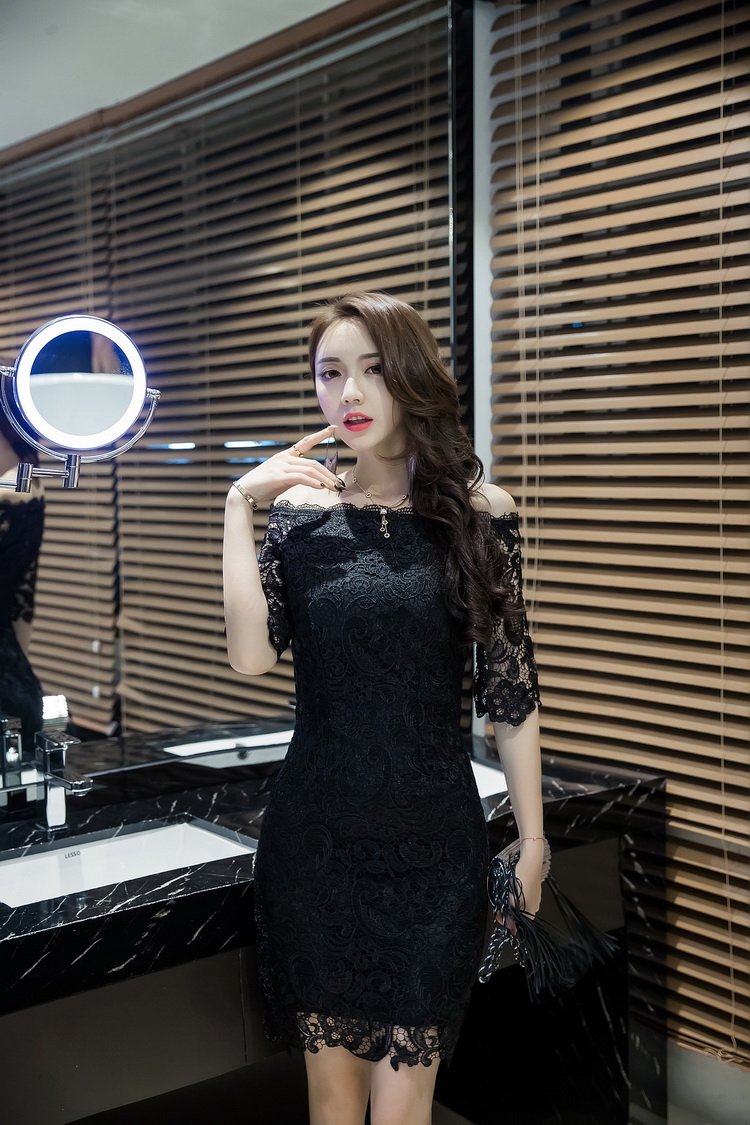 ชุดเดรสสั้นสีดำ ผ้าลูกไม้ เปิดไหล่ ทรงเข้ารูป