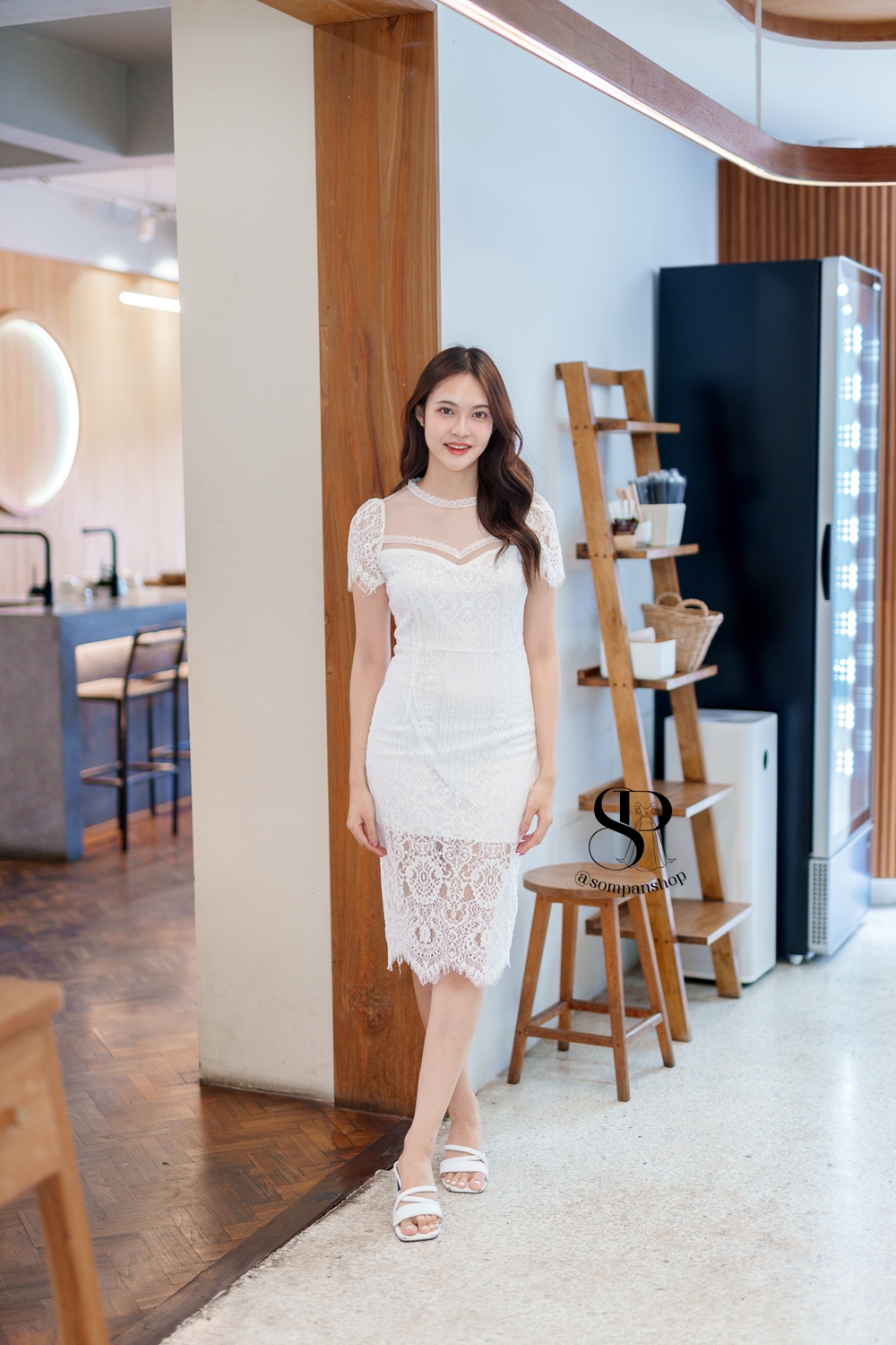 ชุดออกงานสีขาว ผ้าลูกไม้ ทรงเข้ารูป แบบสวยเรียบหรูดูดี ใส่เป็นชุดออกงาน ชุดราตรี ชุดไปงานแต่งงานกลางวัน/งานเลี้ยง