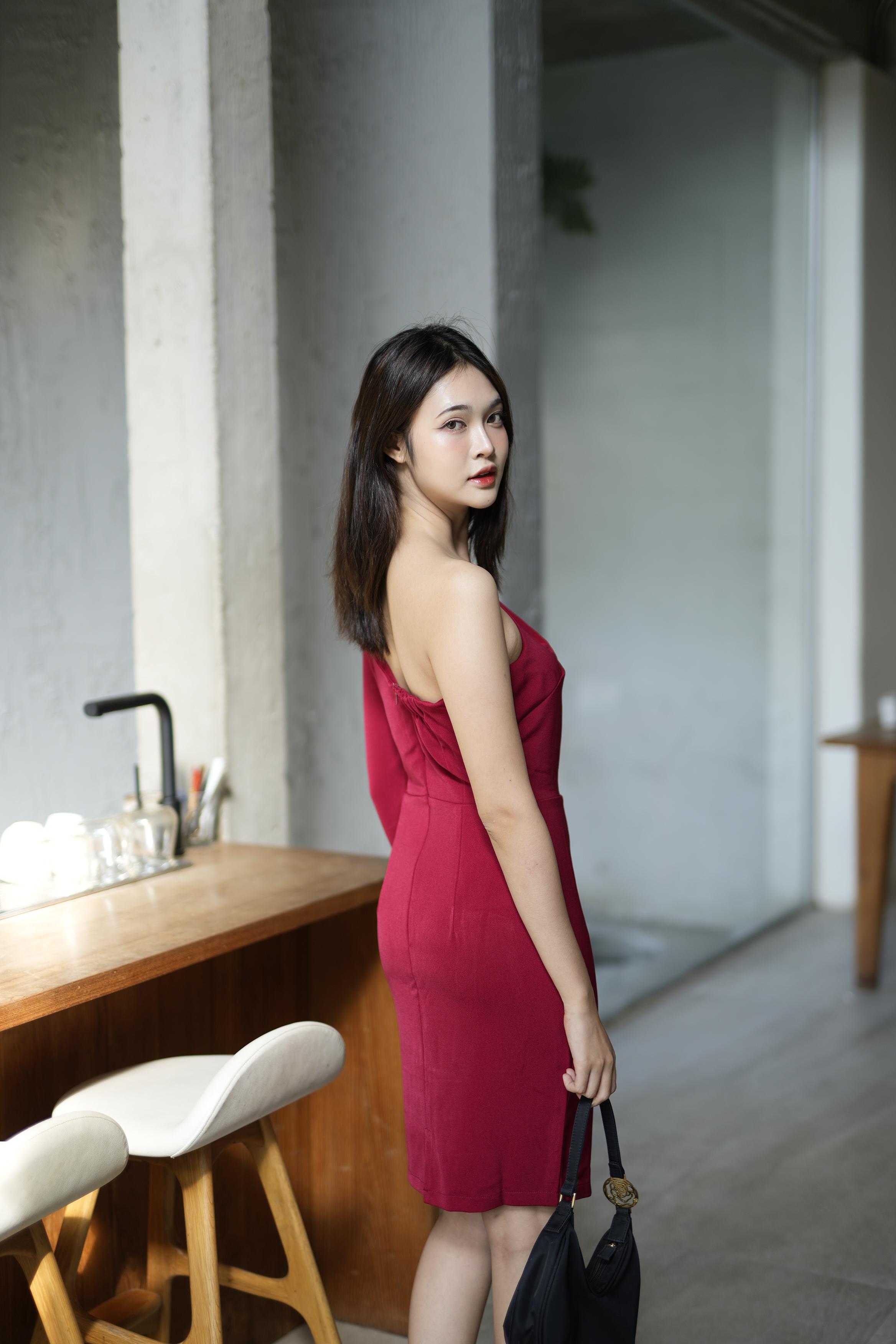 ชุดไปงานสีแดง ไหล่เฉียงข้าง เรียบหรู สวย ดูดี ใส่เป็น ชุดราตรี ชุดออกงาน ชุดไปงานแต่งงาน กลางวัน กลางคืน