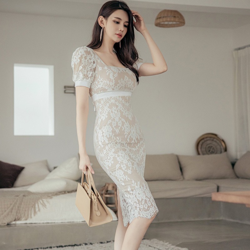 ชุดเดรสออกงานลูกไม้สีขาว ทรงเข้ารูป แขนสั้น แต่งเพชรช่วงคอ-เอว แนวเรียบหรู สวยดูด๊ เหมาะสำหรับใส่เป็นชุดราตรี ชุดออกงาน ชุดไปงานแต่งงานกลางวัน-กลางคืน