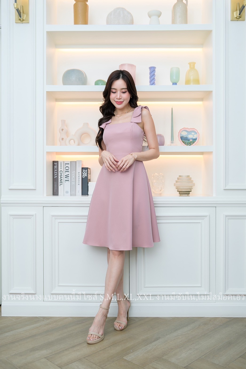 ชุดราตรี ชุดออกงาน ชุดไปงานแต่งสีชมพู เดรสสั้นไหล่โบว์ กระโปรงทรงบานคลุมเข่า แนวน่ารัก เรียบหรู สวยดูดี