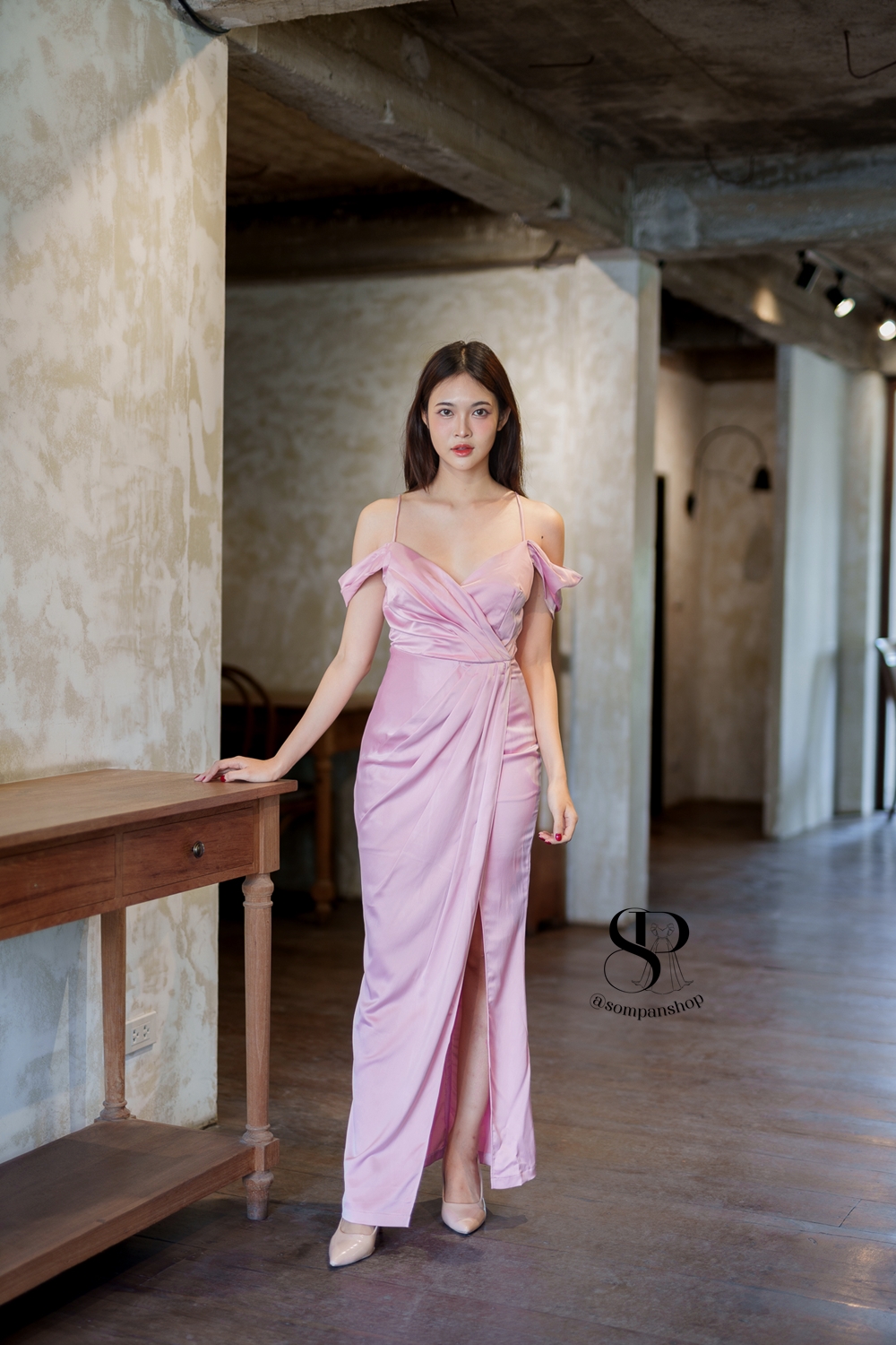 ชุดออกงานสีชมพู เดรสยาวสายเดี่ยวคล้องไหล่ กระโปรงยาวผ่าหน้า แนวเรียบหรู ชุดราตรี ชุดไปงานแต่งงาน
