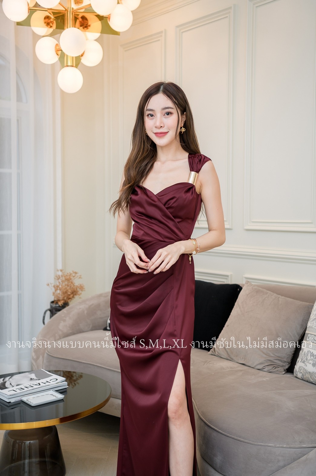 ชุดราตรียาวสีแดงไวน์ ไหล่แต่งเหล็ก แขนกุด แนวเรียบหรู สวยดูแพง ใส่ออกงานราตรี งานแต่งงานกลางคืนธีมสีแดง