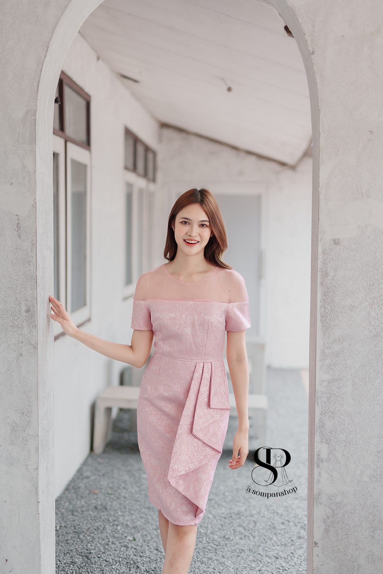 ชุดเดรสออกงานสีชมพู ทรงเข้ารูป ผ้าอัดลาย ช่วงไหล่ซีทรู เอวแต่งจีบ ทรงเข้ารูป เรียบหรู สวย ดูดี ใส่เป็นชุดราตรี ชุดออกงาน ชุดไปงานแต่งงาน กลางวัน กลางคืน