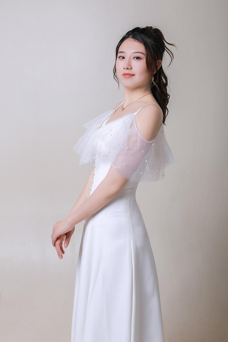 ชุดเดรสออกงานสีขาวสไตล์มินิมอล