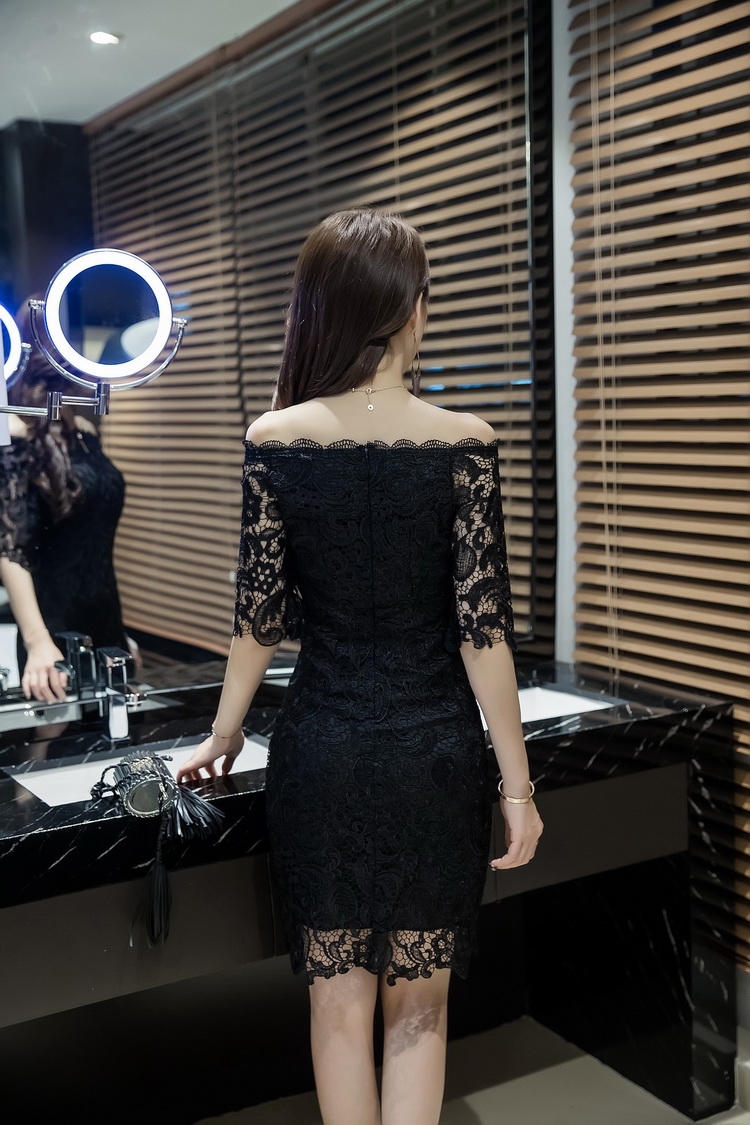 ชุดเดรสสั้นสีดำ ผ้าลูกไม้ เปิดไหล่ ทรงเข้ารูป