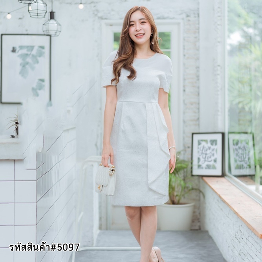 ชุดเดรสสั้นสีขาว ทรงเอเข้ารูป แขนสั้น เอวแต่งจีบระบาย