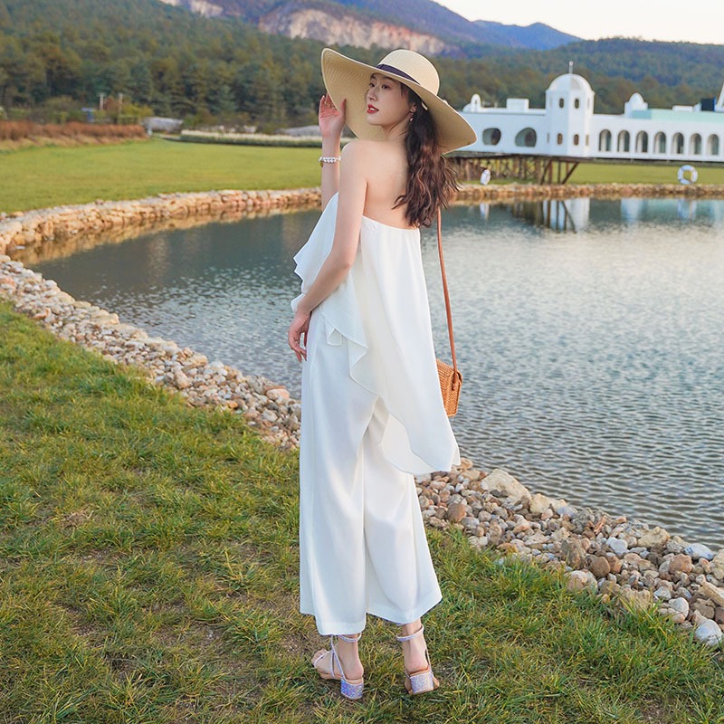 จั๊มสูทกางเกงขายาวสีขาว เกาะอก ใครมีแพลนไปทะเลแต่ยังไม่ได้หาชุดต้องดู ไอเดียแฟชั่นชุดใส่เที่ยวทะเล ชุดแต่งตัวไปเที่ยวทะเล