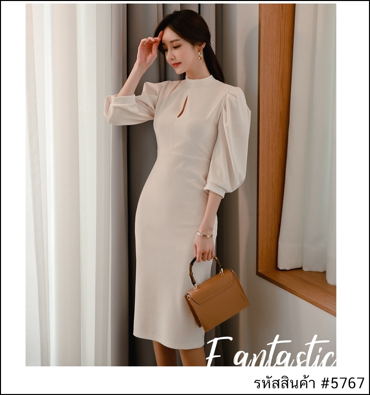 ชุดเดรสสั้นสีขาว ทรงเข้ารูป แขนสามส่วน แนวเรียบหรู สวยดูดี