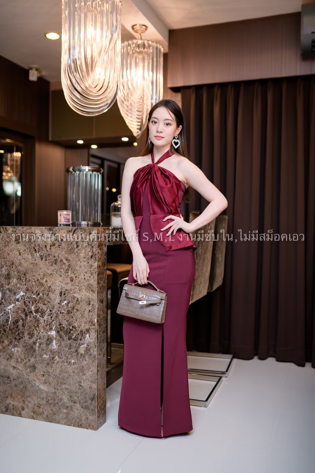 ชุดราตรี ชุดออกงาน ชุดไปงานแต่งงานสีแดง เดรสยาวออกงานคล้องคอผูกโบว์ เอวระบาย ลุคเรียบหรูดูดี