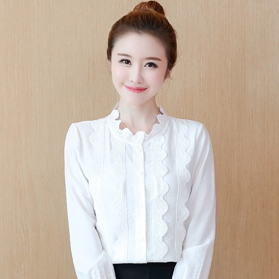 เสื้อเชิ้ตผู้หญิงทำงานสีขาว แขนยาว แต่งระบายลูกไม้