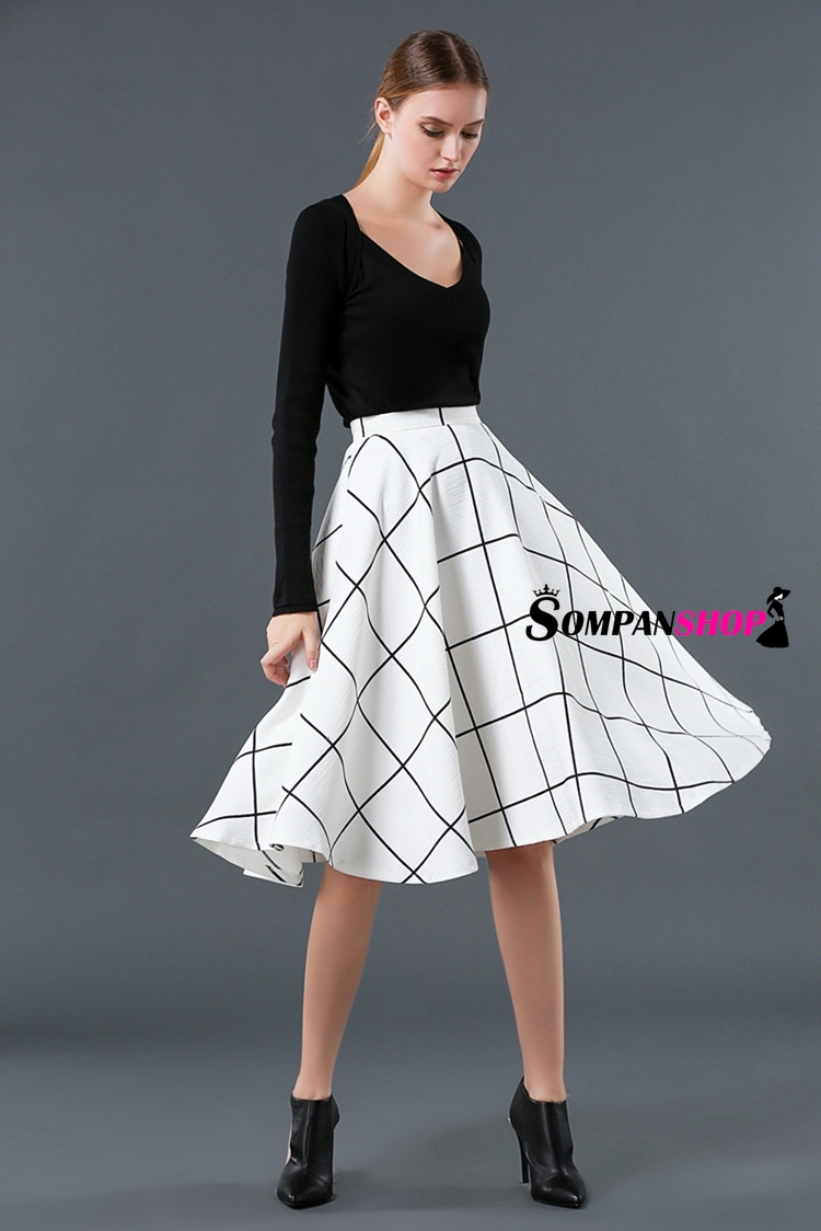 กระโปรงสั้นสีขาวพิพม์ลายตาราง ทรงบาน