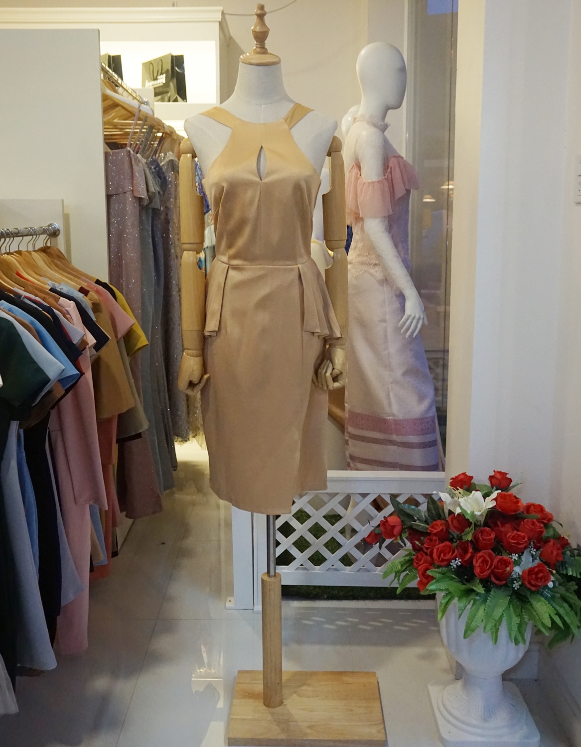 ชุดเดรสสั้นสีทอง เข้ารูป แขนกุดเว้าไหล่ เอวระบาย