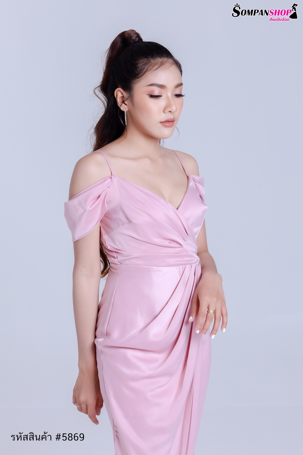 ชุดออกงานสีชมพู เดรสยาวสายเดี่ยวคล้องไหล่ กระโปรงยาวผ่าหน้า แนวเรียบหรู ชุดราตรี ชุดไปงานแต่งงาน