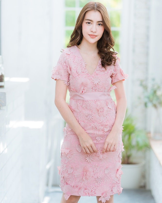 ชุดเดรสสั้นลูกไม้ดอกนูน เดรสทรงสอบ เรียบหรู สวยหวาน ( สี : ชมพู,ฟ้า,แดง )