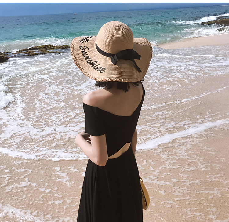 หมวกสานปีกกว้างไปทะเลสีน้ำตาล ปักตัวอักษร Hello sunshine แต่งขอบระบาย หมวกไปทะเลเก๋ๆ เริ่ดๆ .. จะไปทะเลทั้งทีพร็อพต้องครบนะจ๊ะ !!
