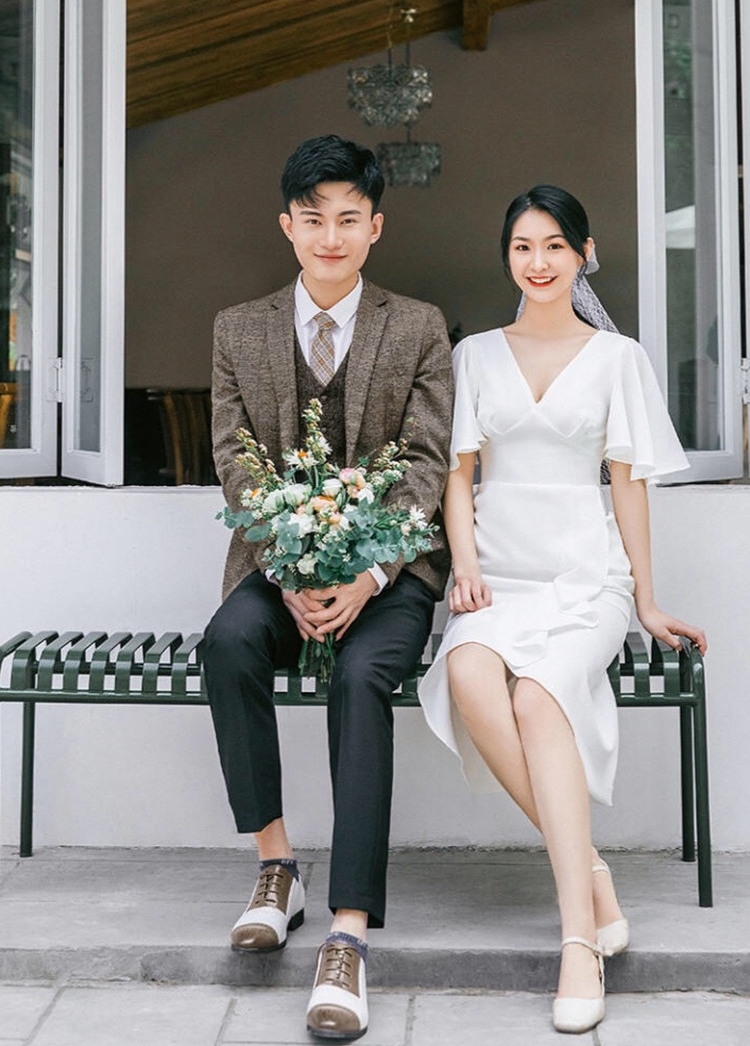 ชุดเดรสยาวสีขาว คอวี แขนระบาย เรียบหรู สวยดูดีมากๆ แฟชั่นชุดเที่ยวทะเลสวยๆ