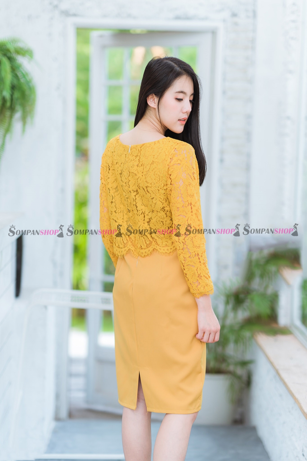 ชุดเดรสสีเหลือง ทรงเอเข้ารูป แต่งลูกไม้ แนวเรียบร้อย ใส่ทำงาน