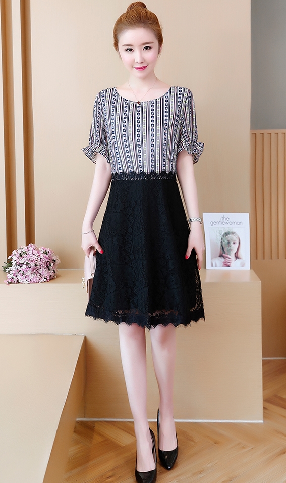 ชุดเดรสสั้นสีดำ เสื้อพิมพ์ลาย แขนสามส่วน กระโปรงลูกไม้