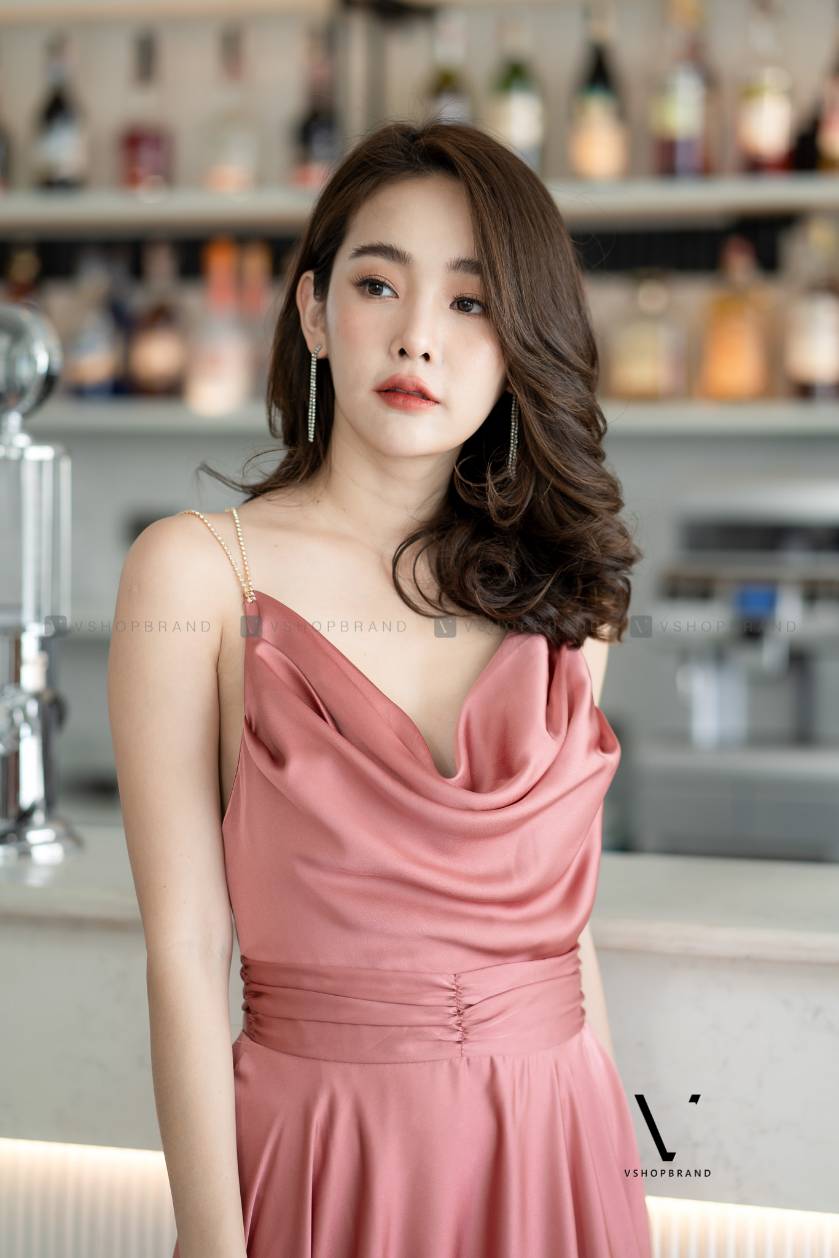 ชุดราตรียาวสีชมพู สายเดี่ยว อกจีบย้วยสวยเก๋ กระโปรงยาวทรงบาน สวยหรู สุดอลัง ใส่ออกงานราตรี ไปงานแต่งงานเรียบหรู