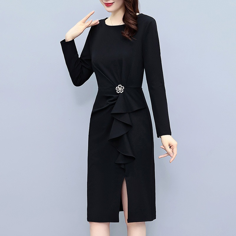 พร้อมส่ง !! ชุดเดรสสั้นสีดำ แขนยาว ทรงเข้ารูป เอวแต่งจีบระบาย กระโปรงคลุมเข่า แถมฟรีเข็มกลัด แนวเรียบร้อย สวยดูดี ดูสุภาพ