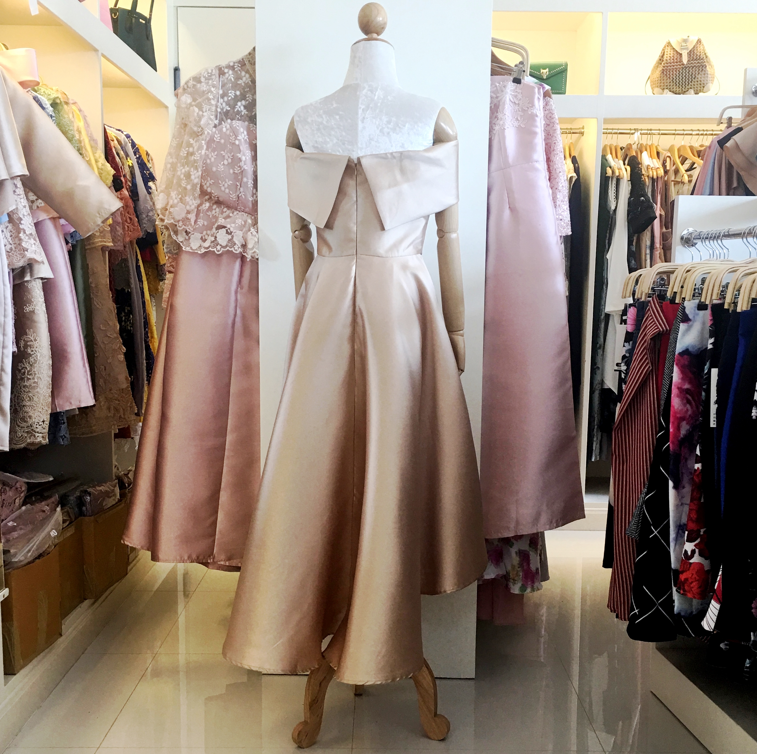 ชุดออกงานราตรียาวสีทอง เปิดไหล่แต่งโบว์หน้า กระโปรงบาน หน้าสั้น-หลังยาว