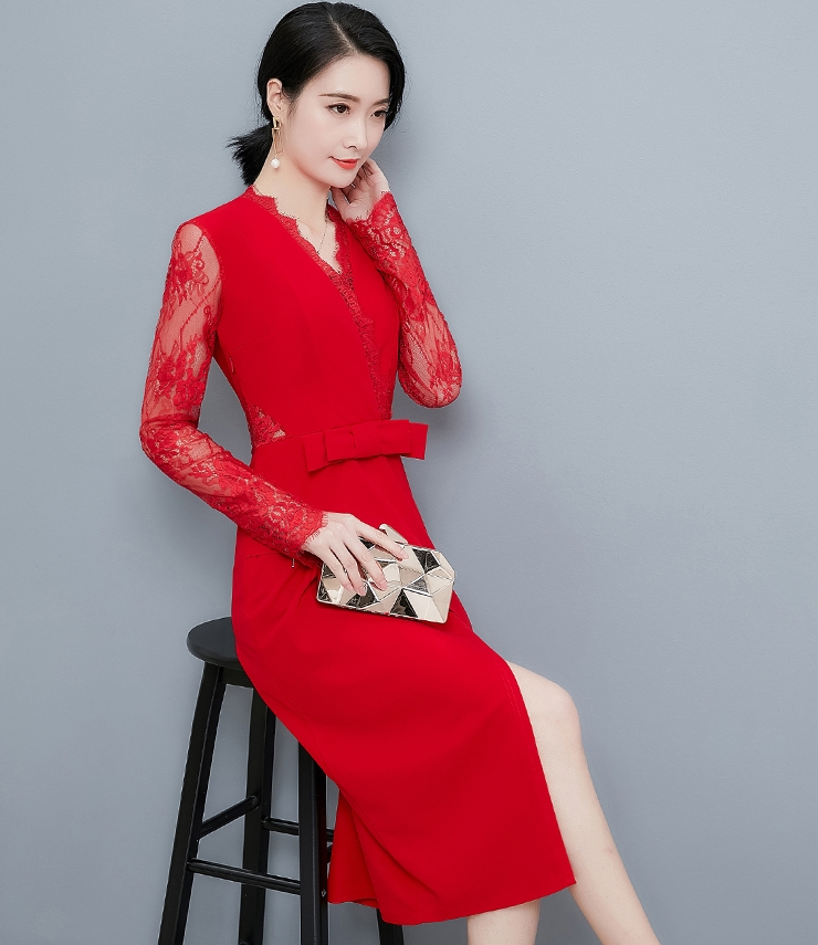 ชุดเดรสสั้นสีแดง ผ้าลูกไม้ คอวีป้ายแต่งลูกไม้ แขนยาวลูกไม้ ทรงเข้ารูป กระโปรงคลุมเข่าทรงสอบผ่าหน้า