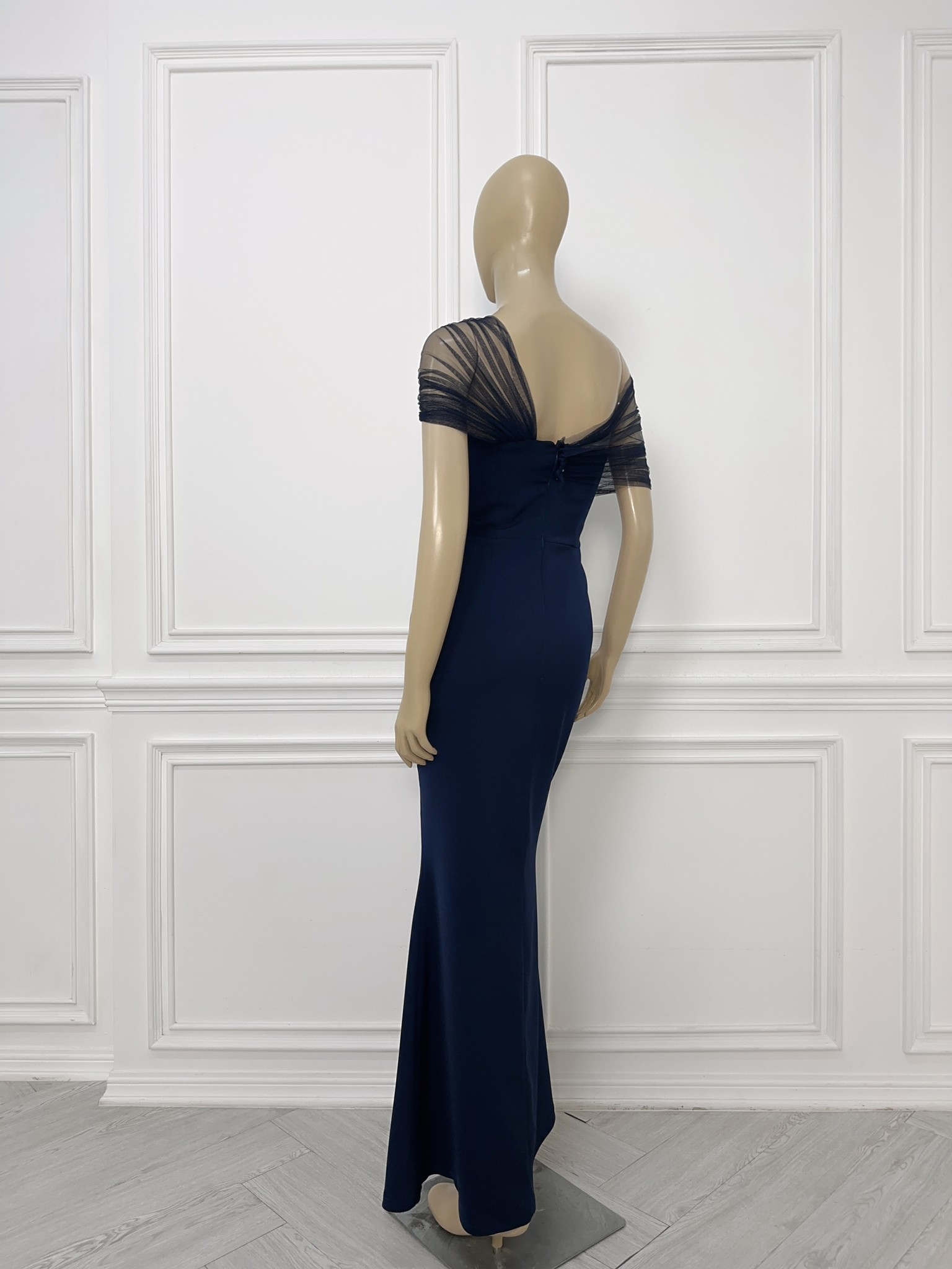 ชุดราตรียาวสีกรมท่า/น้ำเงิน สไตล์เรียบหรูดูแพง ไหล่แต่งผ้าซีทรู กระโปรงยาวผ่าหน้า เหมาะสำหรับใส่เป็นชุดราตรี ชุดไปงานแต่งงาน ชุดเพื่อนเจ้าสาว ชุดไปงานเลี้ยงต่างๆ