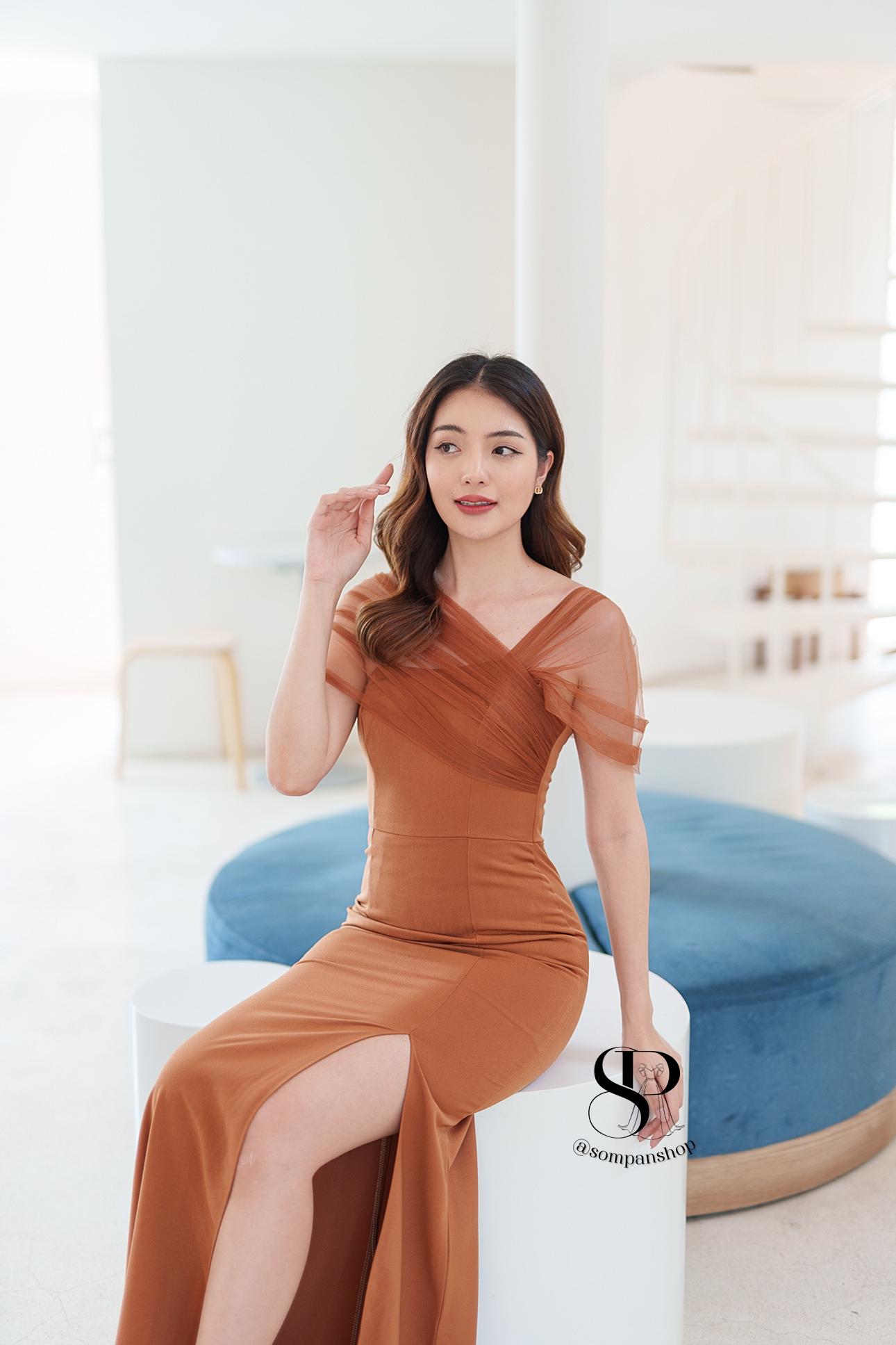 ชุดราตรียาวสีน้ำตาลอิฐ/ส้มอิฐ สไตล์เรียบหรูดูแพง ไหล่แต่งผ้าซีทรู กระโปรงยาวผ่าหน้า เหมาะสำหรับใส่เป็นชุดราตรี ชุดไปงานแต่งงาน ชุดเพื่อนเจ้าสาว ชุดไปงานเลี้ยงต่างๆ