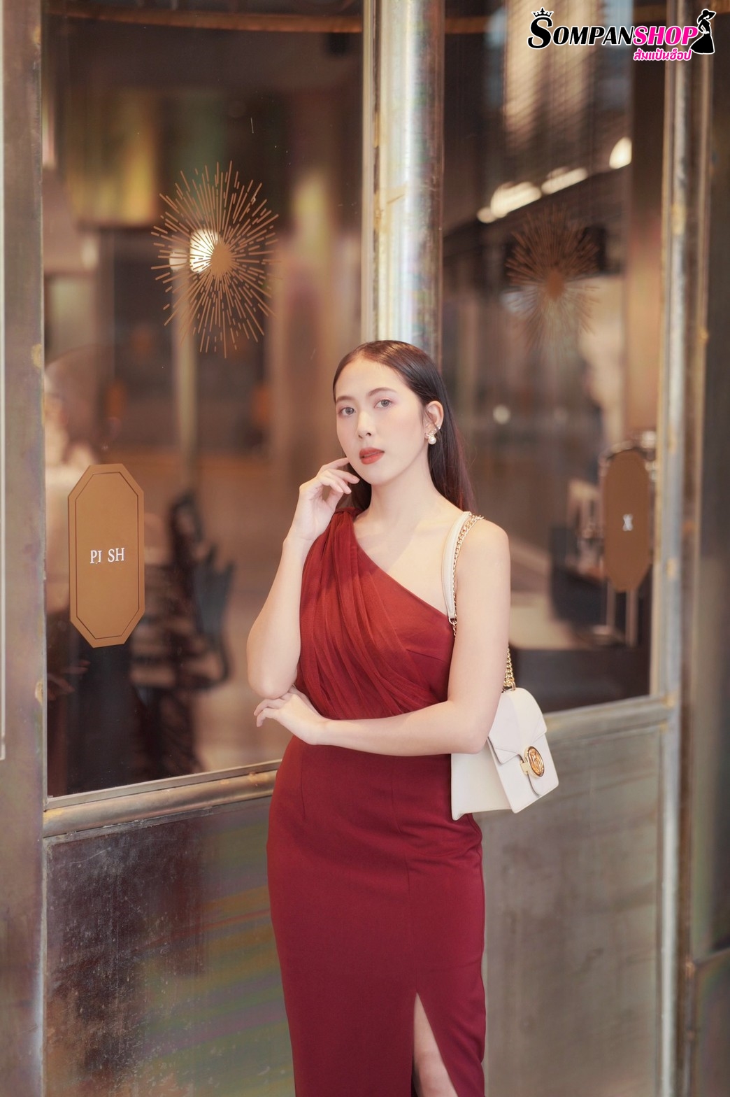 ชุดราตรี ชุดออกงาน ชุดไปงานแต่งงานสีแดงเลือดหมู ไหล่เฉียงข้างแต่งผ้าซีทรู เรียบหรู สวยดูดี