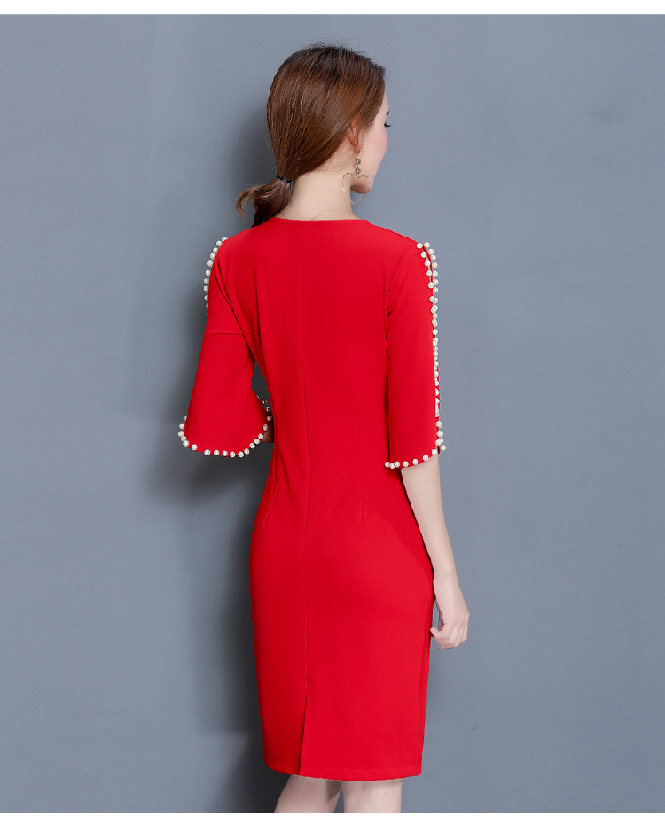ชุดเดรสสั้นสีแดง แขนแต่งมุก ทรงตรง แถมฟรีเข็มกลัดดอกไม้