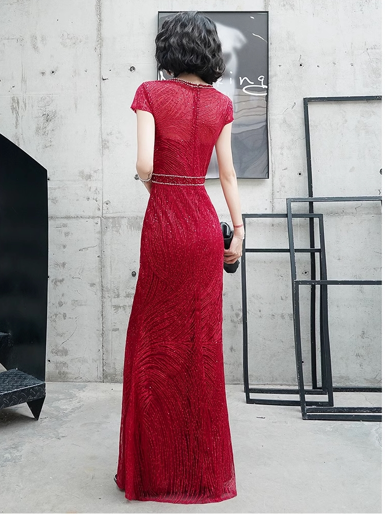 ชุดราตรียาวสีแดงสวยหรูดูแพง เหมาะสำหรับใส่เป็นชุดราตรี ชุดออกงาน ชุดไปงานแต่ง ชุดรับรางวัล ชุดไปงานเลี้ยงกลางคืน