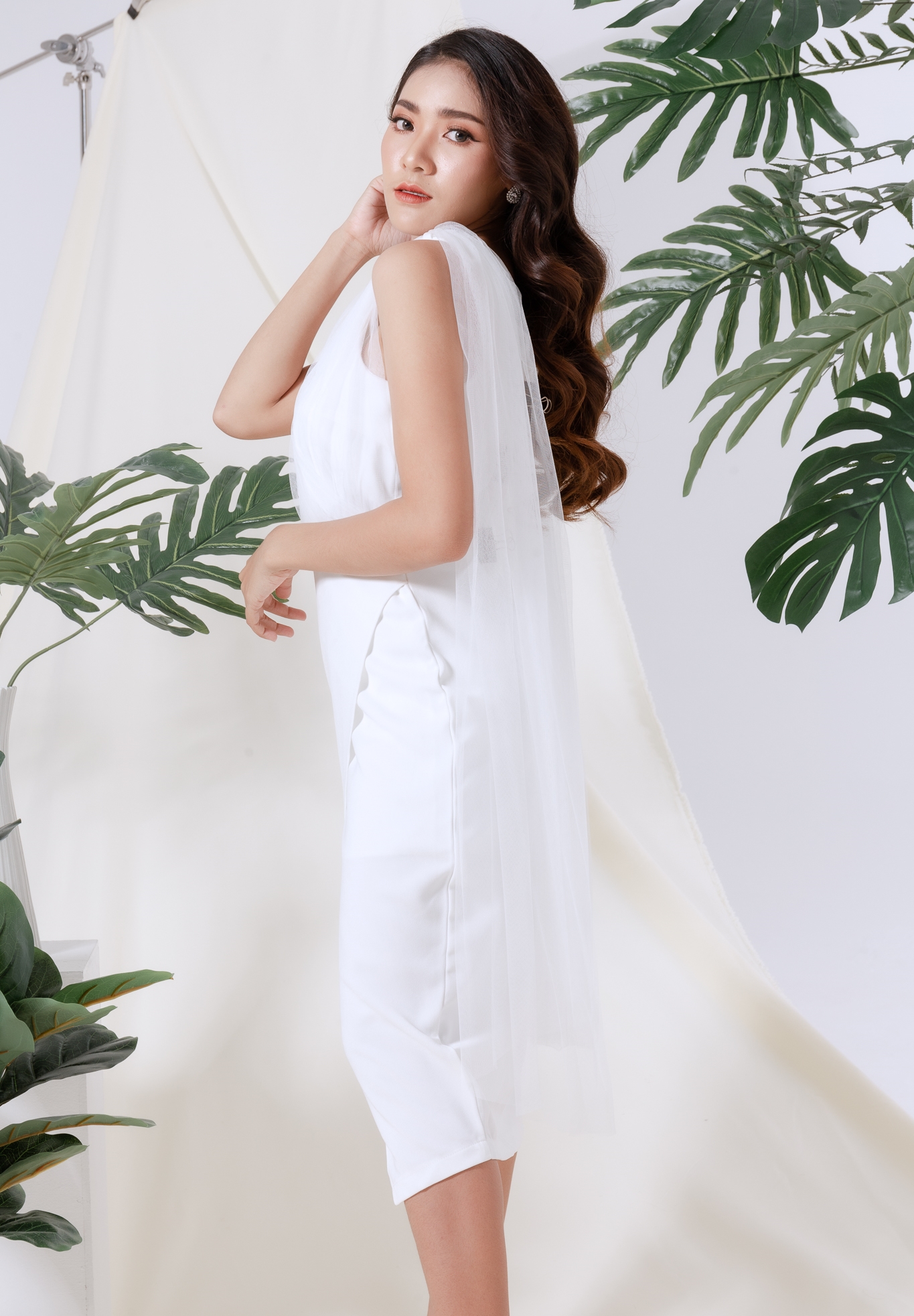 ชุดเดรสออกงานสีขาว ไหล่แต่งผ้าซีทรู สวยๆ เก๋ เรียบหรู น่ารักๆ