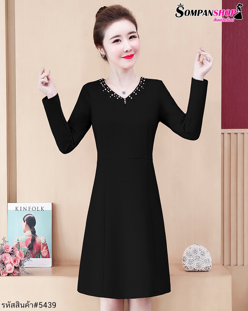 ชุดเดรสสั้นสีดำ คอปักมุก แขนยาว แนวเรียบร้อย สวยหรู ดูดี