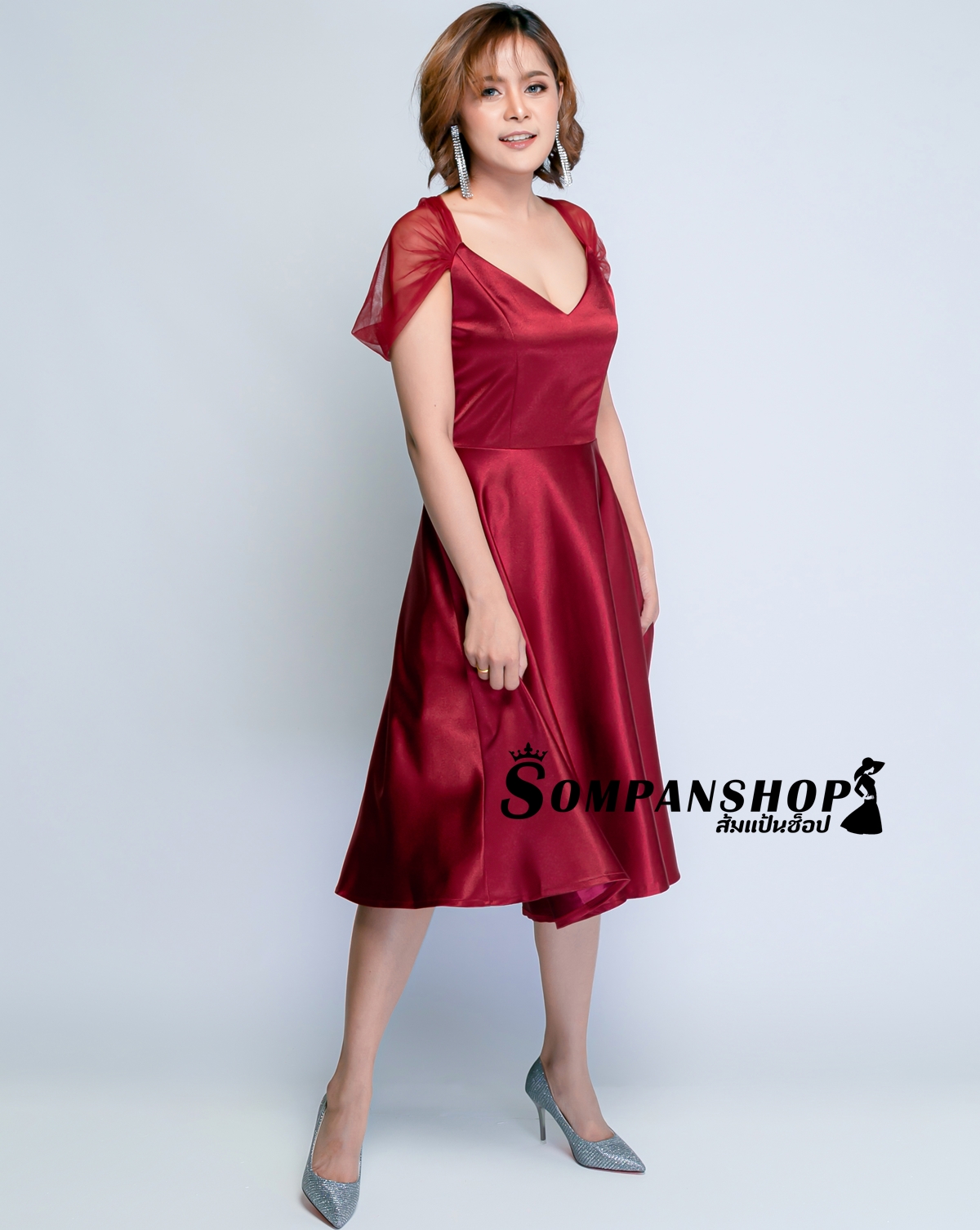 ชุดออกงานราตรีสั้นสีแดง ไหล่แต่งผ้าตาข่าย กระโปรงทรงบานคลุมเข่า สวยหวาน เรียบหรูดูแพง สวยสง่า ใส่ออกงาน ไปงานราตรี ไปงานแต่งงาน